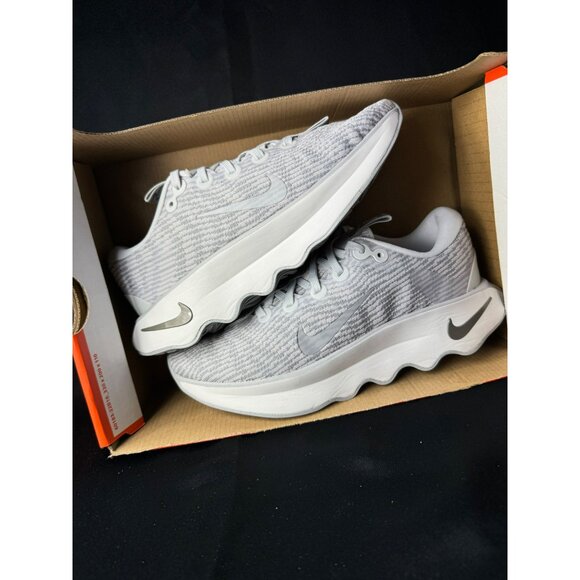 ❤️ H90- SIZE 7.5 WOMEN'S NIKE MOTIVA PHOTON DUST DV1238 010 - Picture 4 of 11